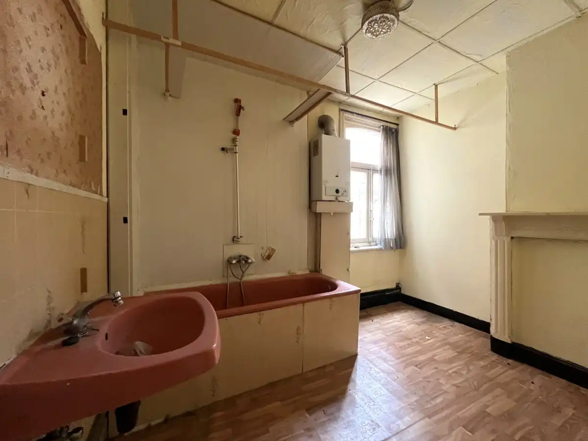 Roeselare - Te renoveren woning met 2 slaapkamers, terras en zolder in het centrum foto 6