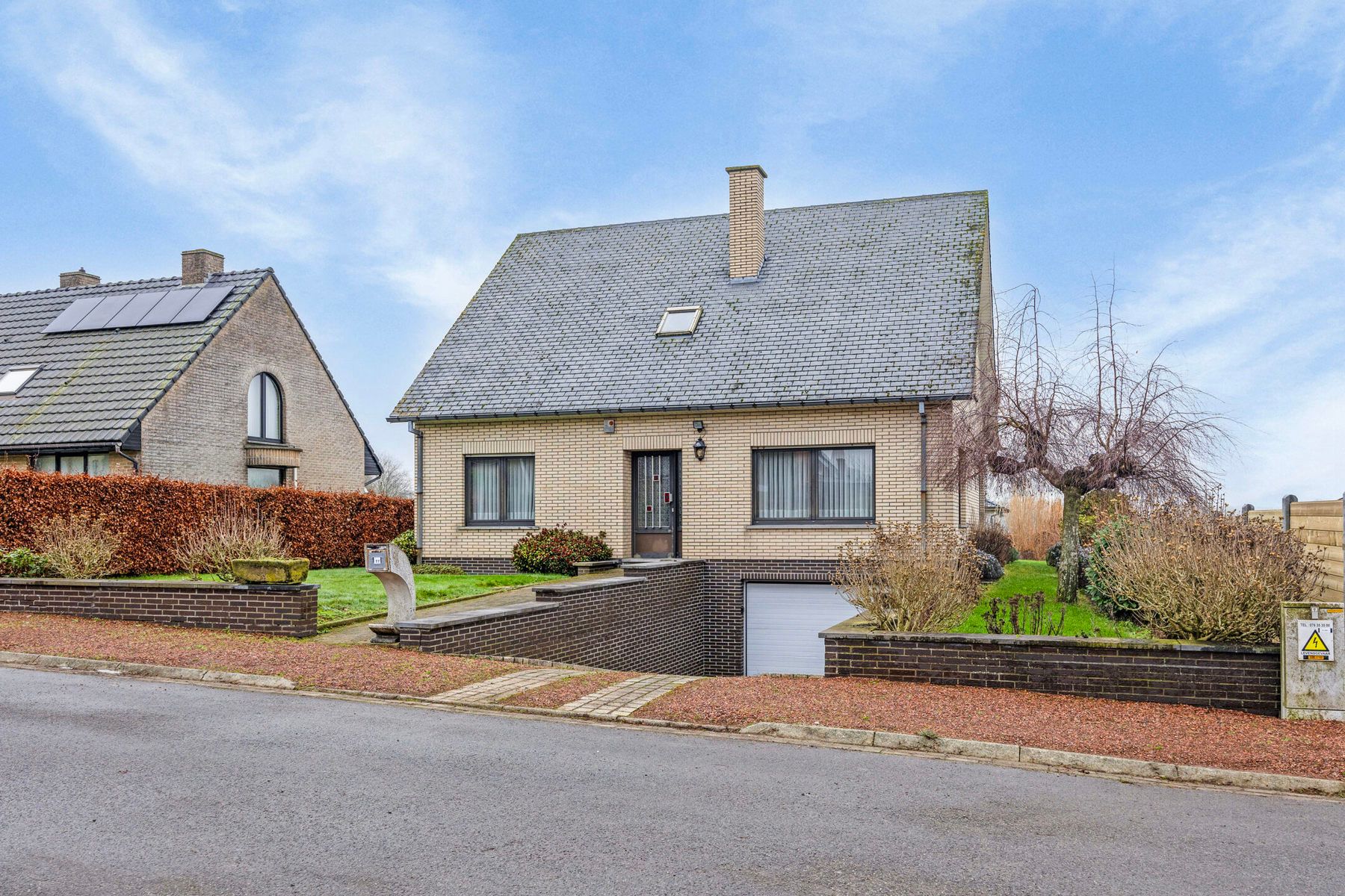 Zeer ruime villa met 5 slaapkamers en tuin foto {{pictureIndex}}