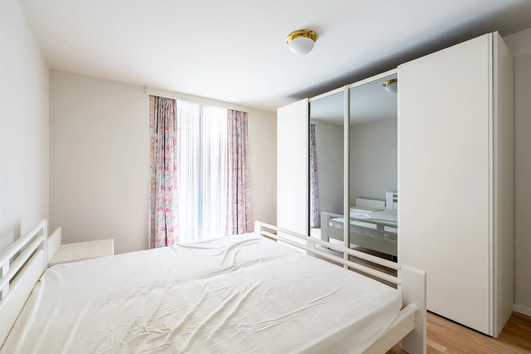 Gemeubeld appartement met frontaal zeezicht aan het Vanbunnenplein foto 11