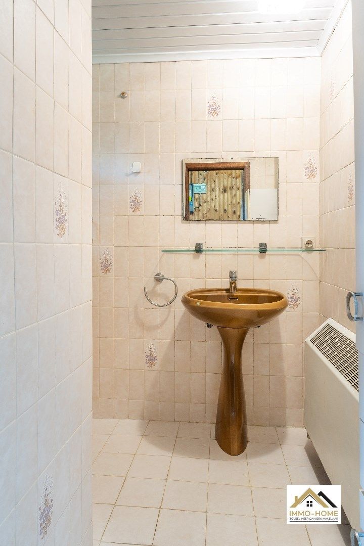 Op te frissen woning op topligging in centrum Lochristi!  foto 24