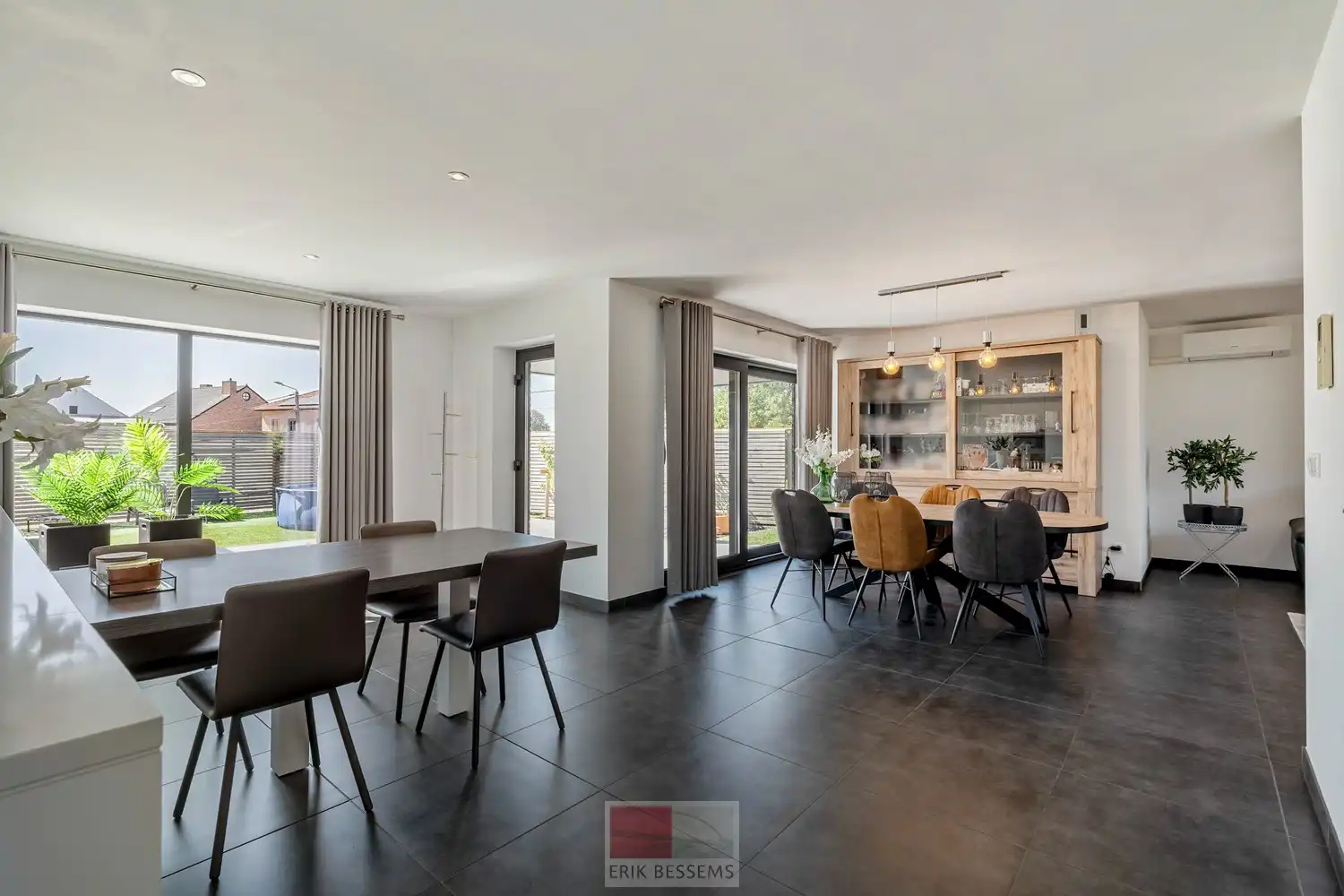 Deze moderne halfopen woning, gebouwd in 2016, biedt een bewoonbare oppervlakte van maar liefst 232 m² op een perceel van 377 m² en maar liefst 5 slaapkamers waarvan er eentje in gebruik is als bureau. foto 6