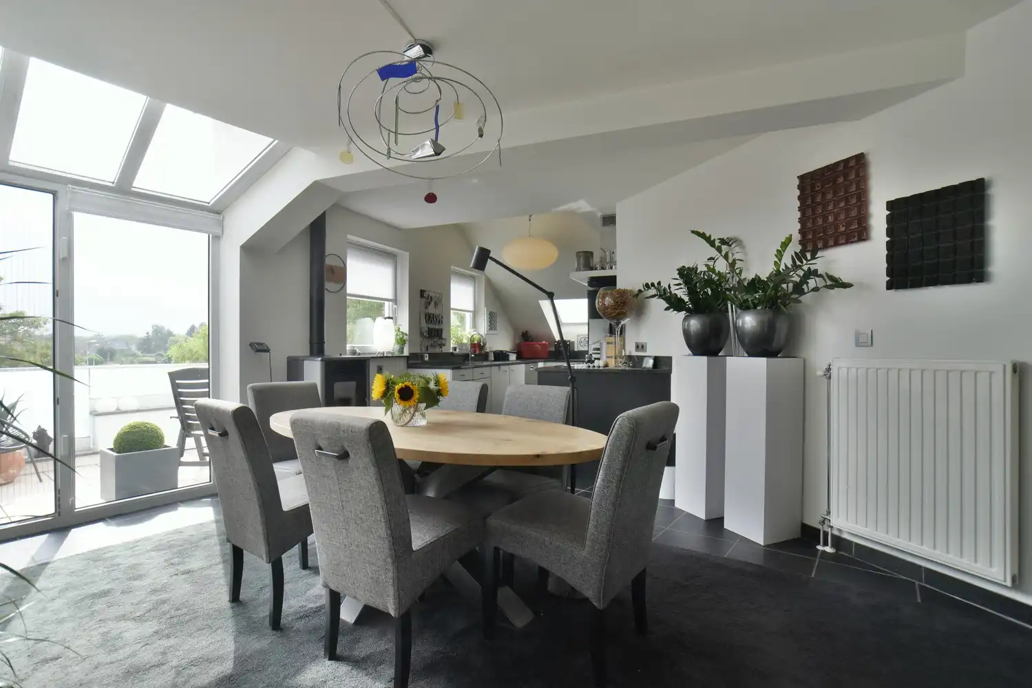 Modern, instapklaar appartement (194 m²) met 3 slaapkamers, 2 badkamers, een dubbele garage en riante kelder foto 4