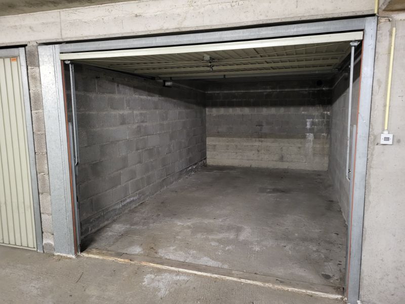 Afgesloten garagebox in Oostduinkerke te koop foto {{pictureIndex}}