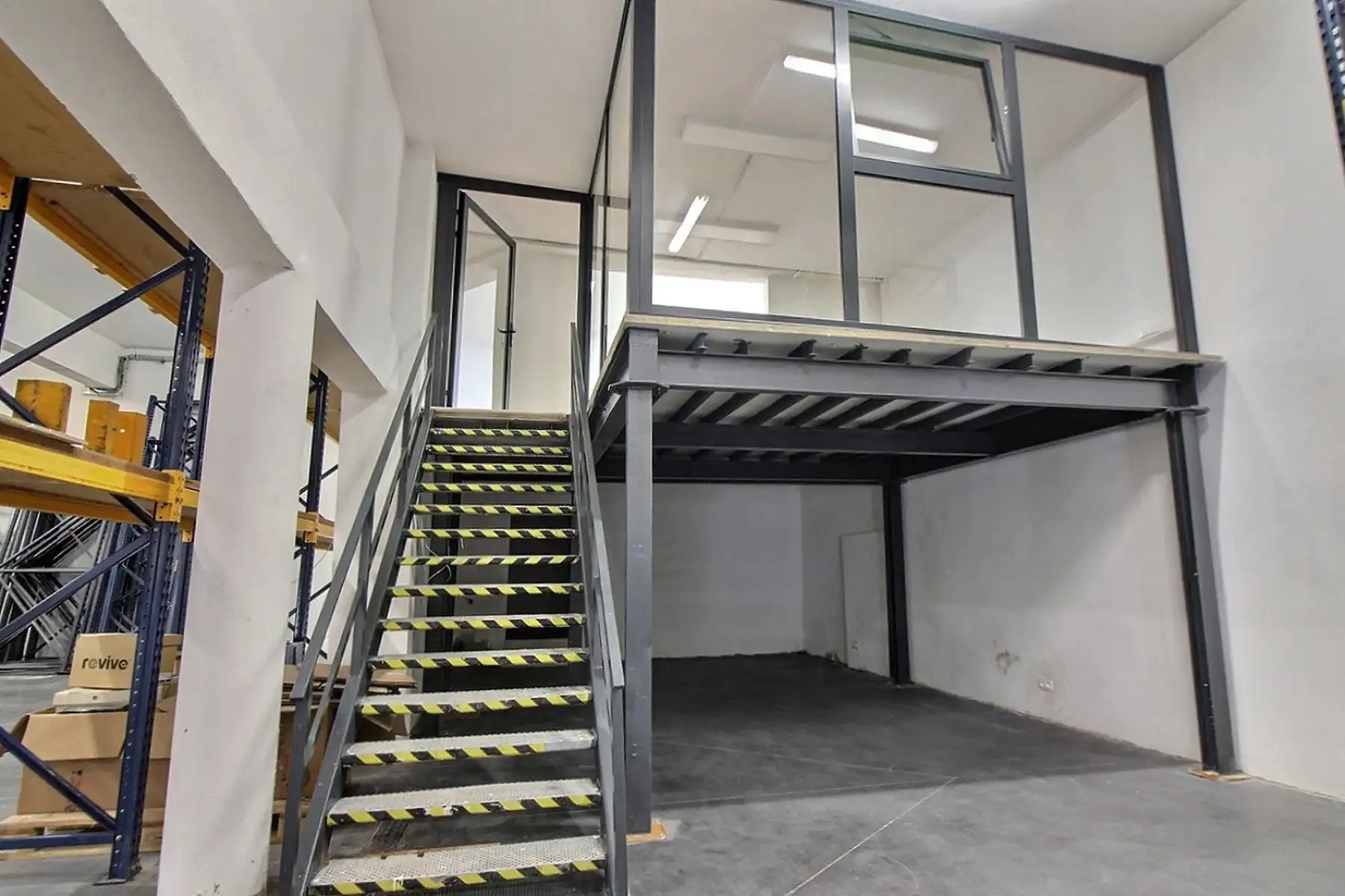 Opslagruimte met kantoor foto 7