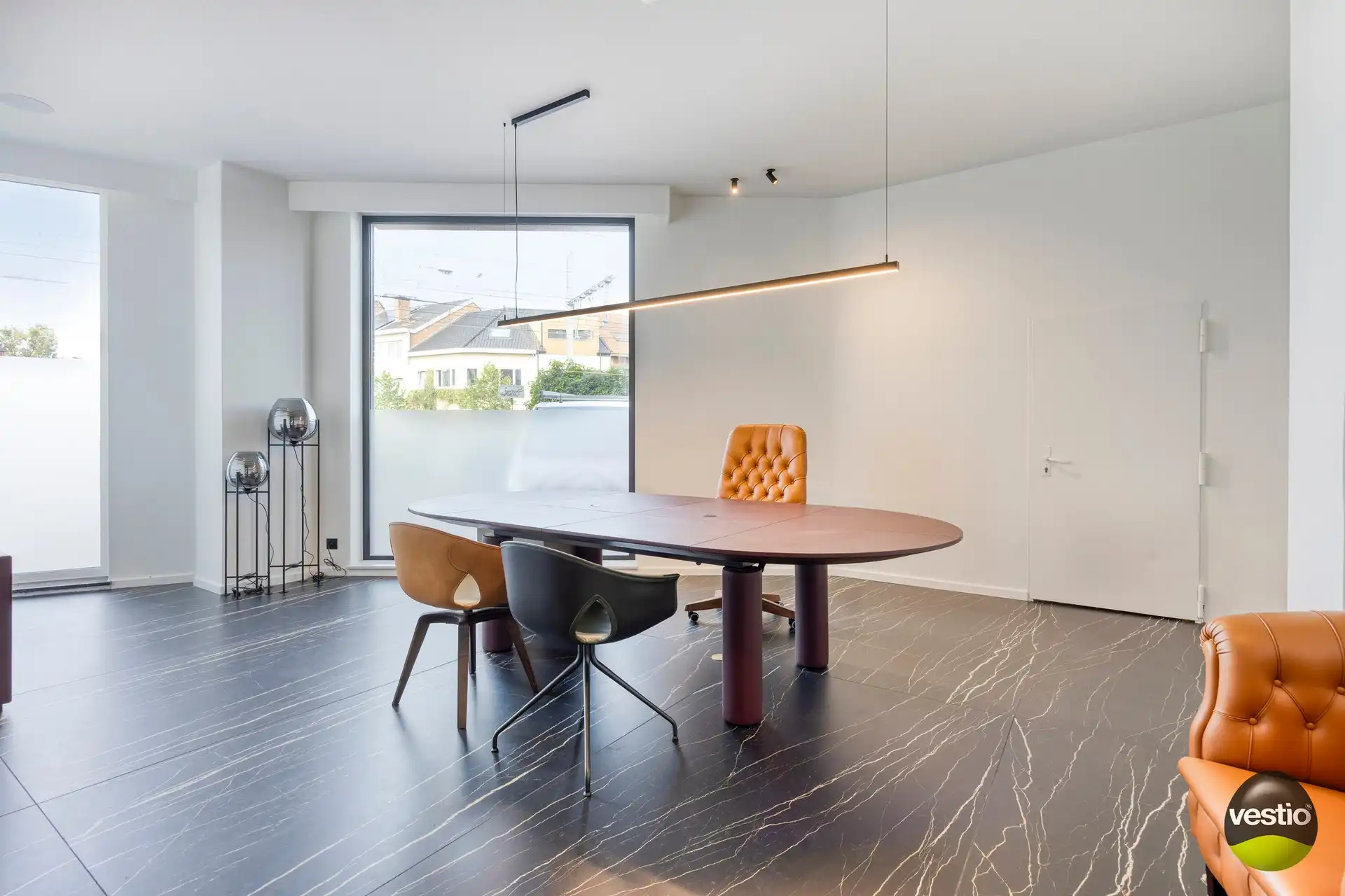 Luxueuze gelijkvloerse kantoorruimte van ca. 328 m² met parking. foto 11