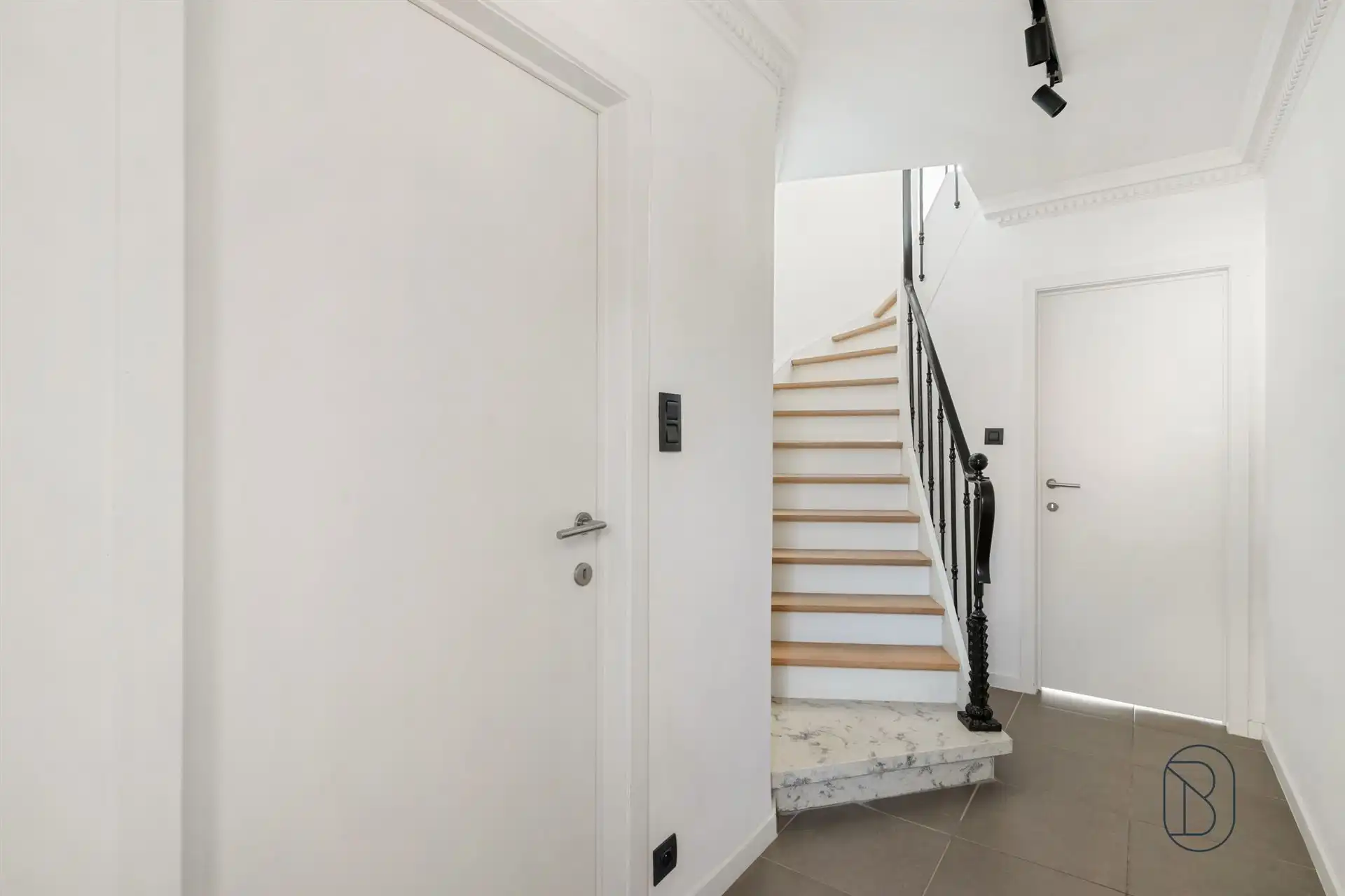 Instapklare woning met zonnige tuin, garage & tweede uitweg foto 3
