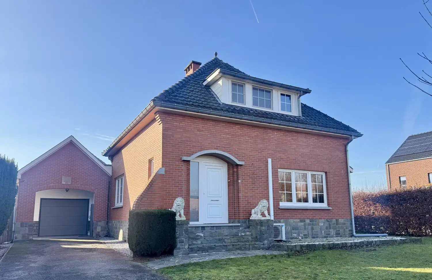 Hoofdfoto van de publicatie: GERENOVEERDE, INSTAPKLARE WONING (H.O.B.)