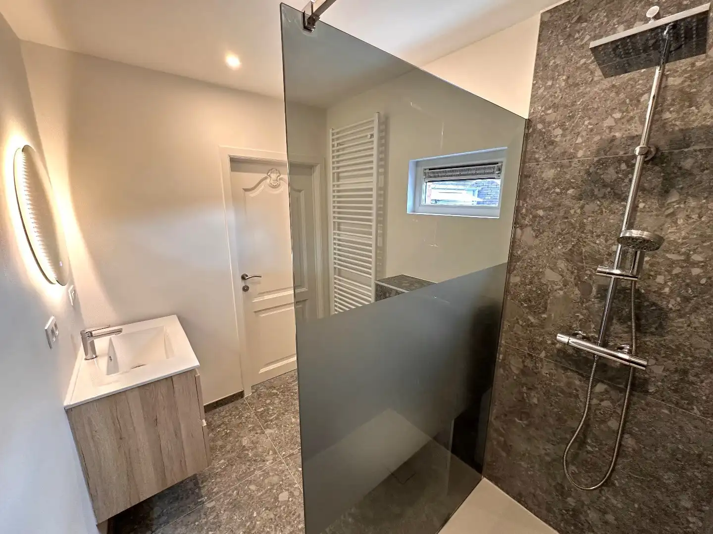 Volledig gerenoveerde woning met garage, tuin en 8 zonnepanelen in hartje Tongeren! foto 10