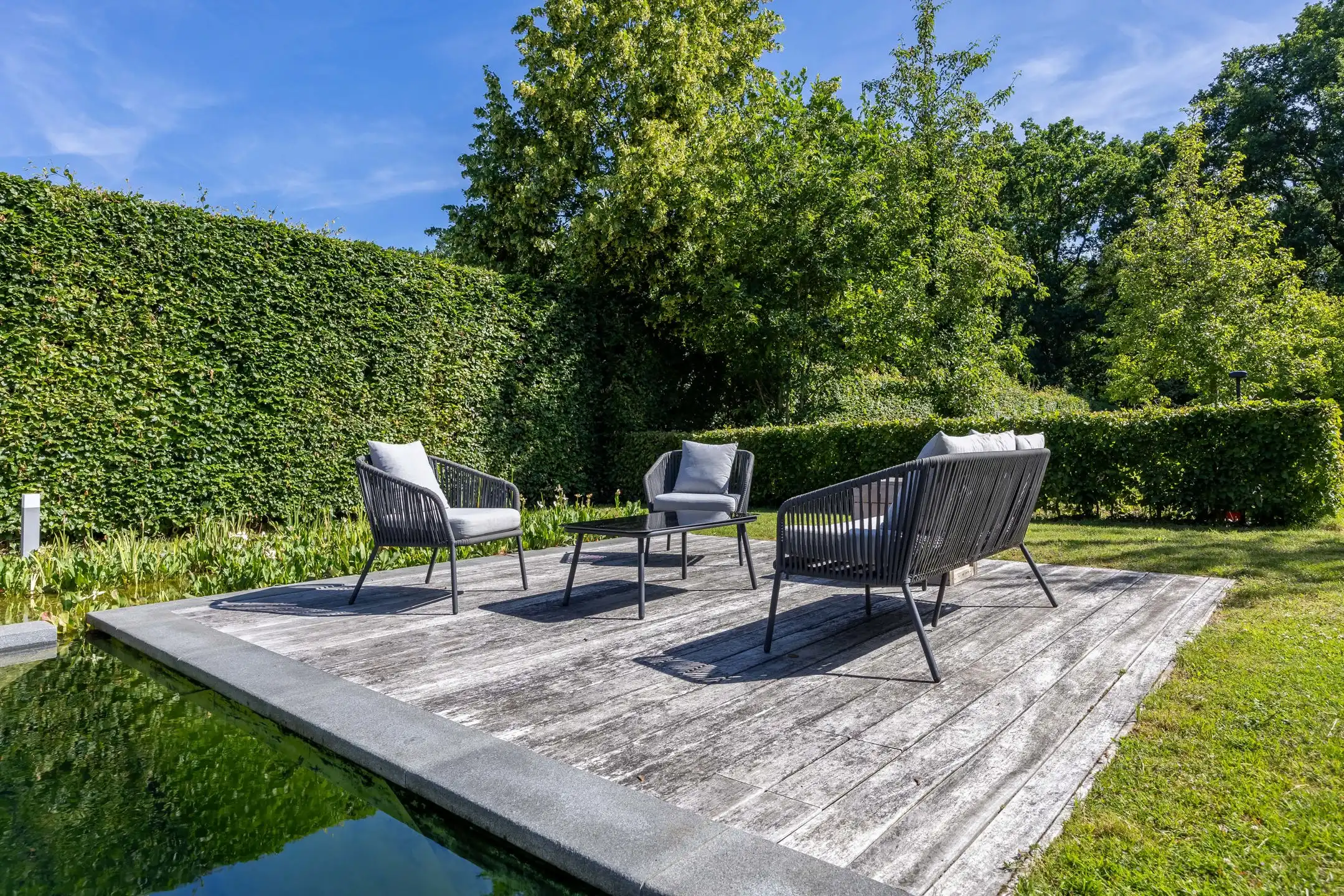 Rustig gelegen villa met prachtige tuin en zwemvijver foto 38