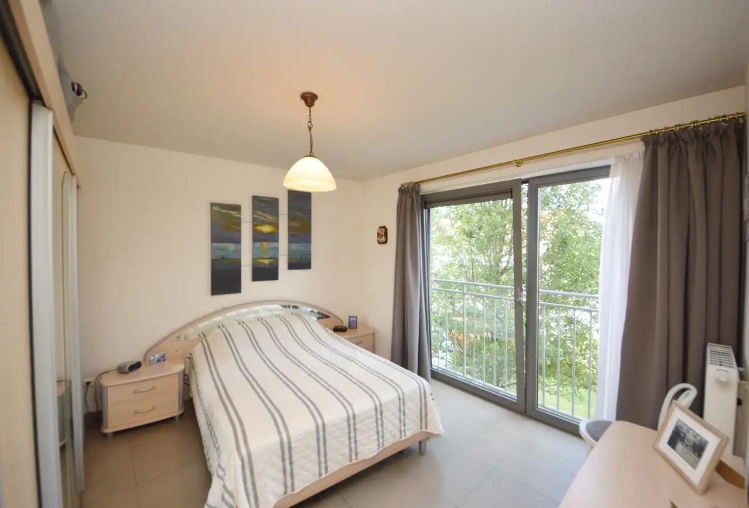 Lichtrijk en modern appartement met riant zonneterras, 2 ondergrondse staanplaatsen én kelder in hartje Ninove! foto 13