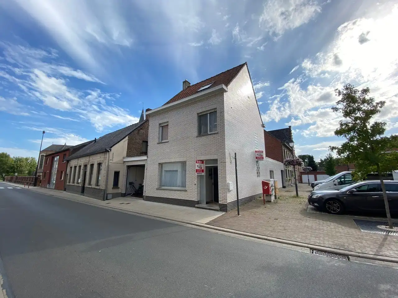 Instapklare hoekwoning met 2 garages 'TE KOOP' te Oeselgem. foto 9