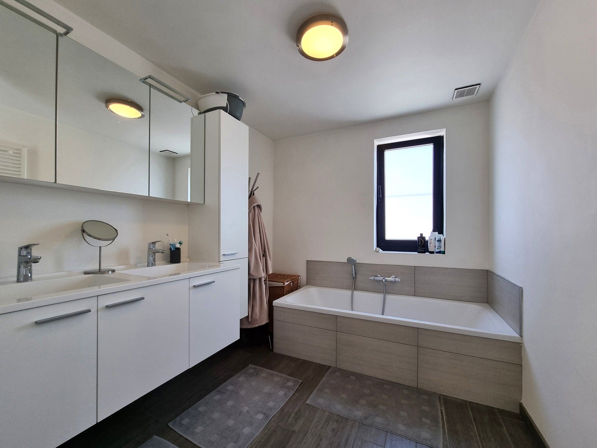 Handelsgelijkvloers met triplex-appartement in het hartje van Pamel foto 24