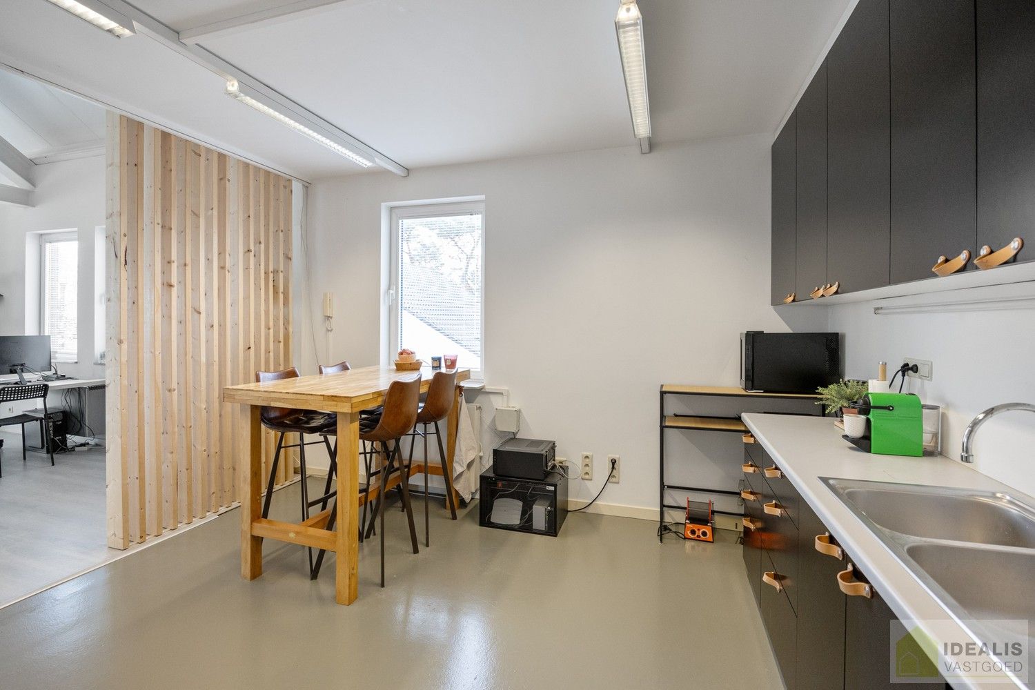 STATIGE, STRAKKE EN UITERST RUIME WONING/KANTOOR MET HOOGSTAANDE AFWERKING EN OOG VOOR DETAIL. VOORZIEN VAN 3 SLAAPKAMERS, RIANTE LEEFRUIMTES ÉN UNIEKE LANDSCAPE KANTOORRUIMTES OP RESIDENTIËLE DOCH GUNSTIGE LOCATIE! foto 46