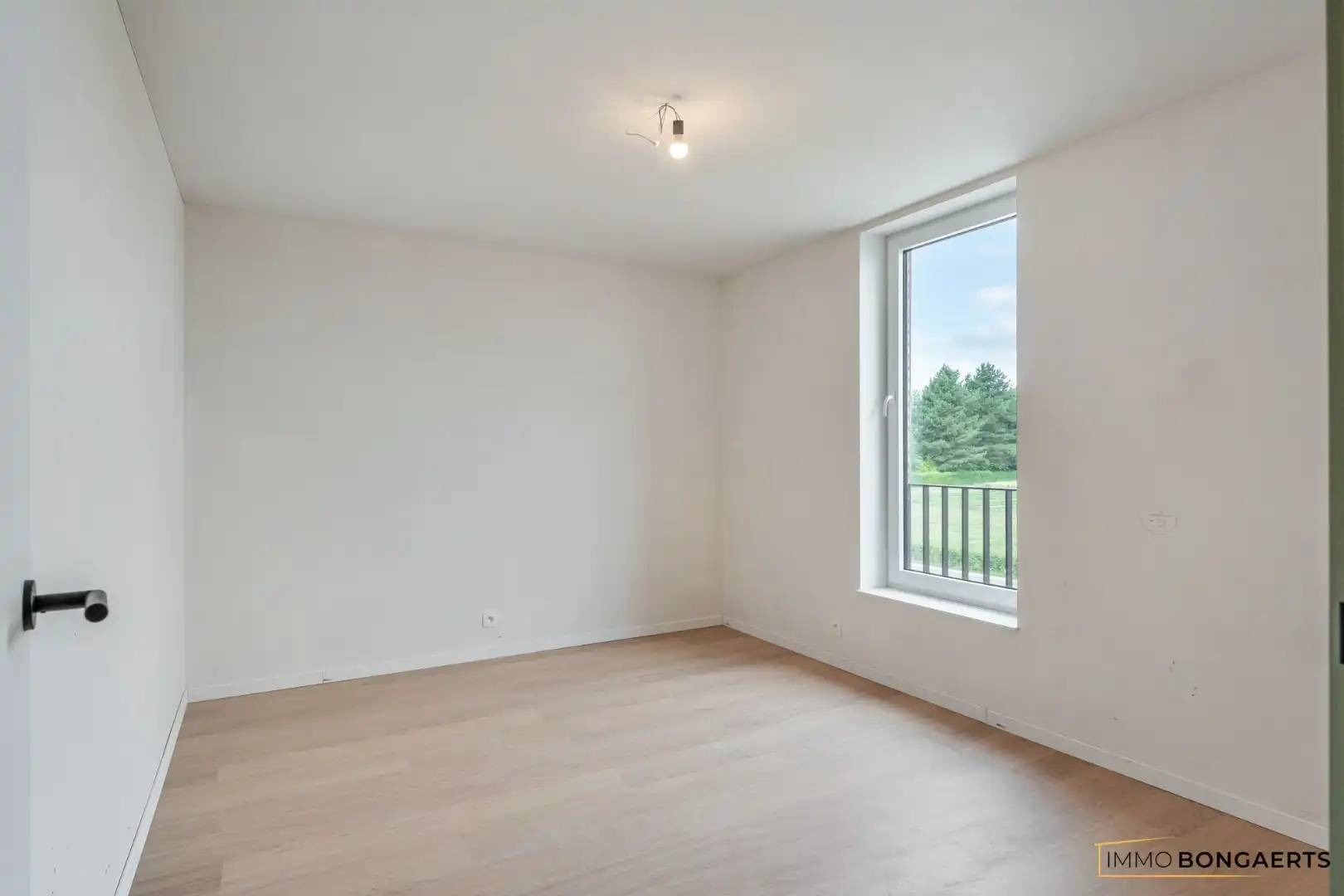 Volledig afgewerkte nieuwbouwwoning met 4 slaapkamers. foto 21