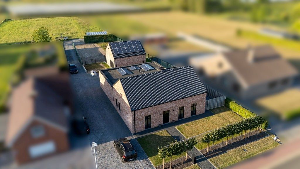 PRACHTIG GERENOVEERDE WONING MET 3 SLAAPKAMERS, 2 BADKAMERS, INPANDIGE GARAGE EN PAARDENSTALLINGEN MET ENERGIEZUINIG EPC TE WIJER (NIEUWERKERKEN)  foto {{pictureIndex}}