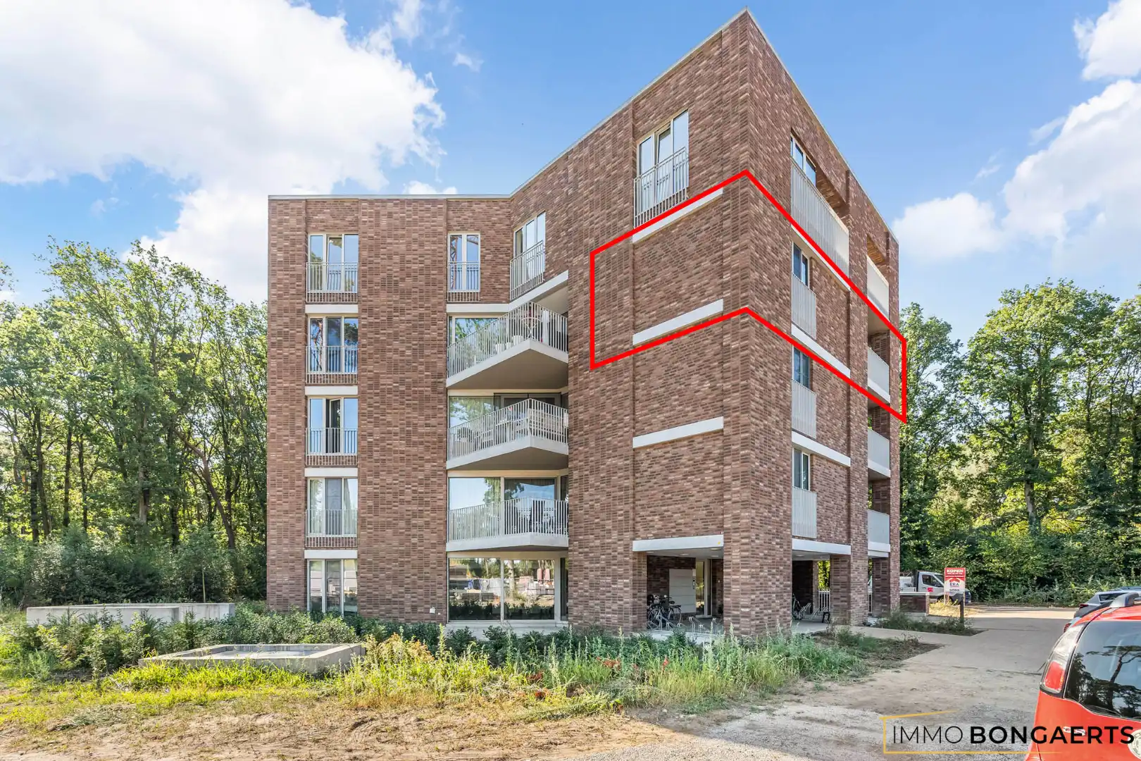 Recent modern appartement met kelder en parkeergarage foto 17