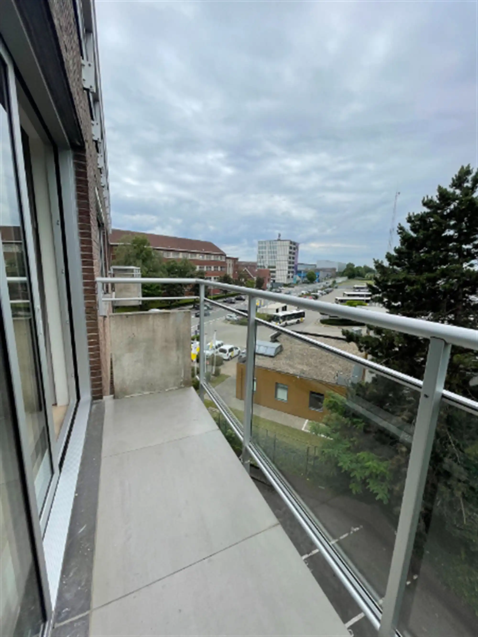 Modern appartement met terras foto 9