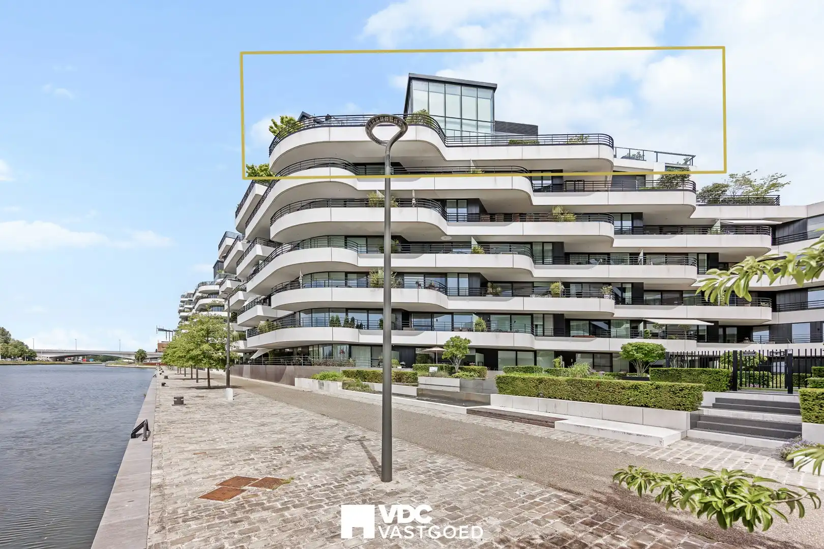 Exclusief duplex-penthouse met panoramisch zwembad – Zuidzicht Hasselt foto {{pictureIndex}}