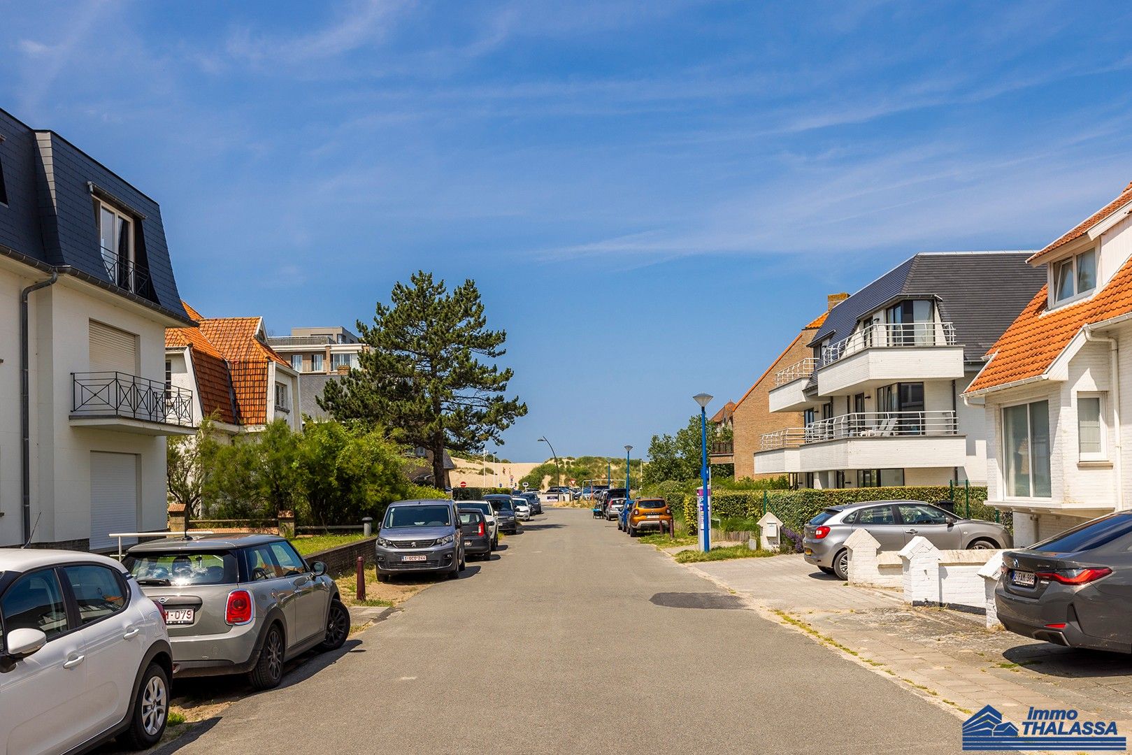 Modern afgewerkt 2-slaapkamerappartement op 200 meter van de zeedijk en het strand. foto 2