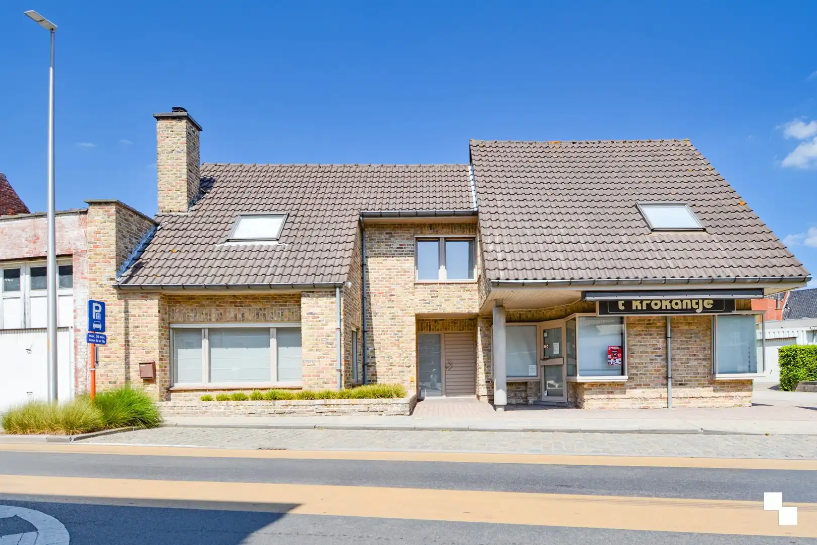 Handelswoning met winkel en atelier op commerciële ligging te Hooglede foto {{pictureIndex}}