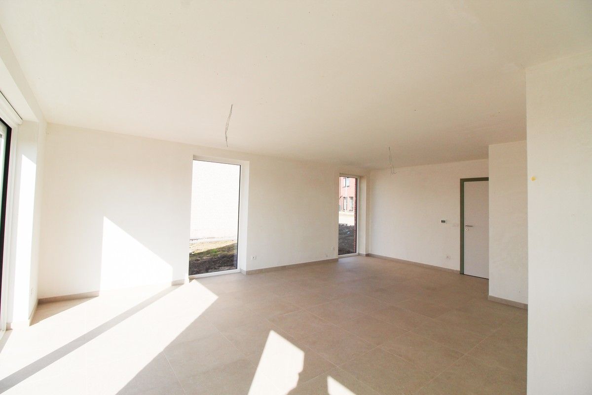 Halfopen nieuwbouwwoning met garage Roeselare foto 9