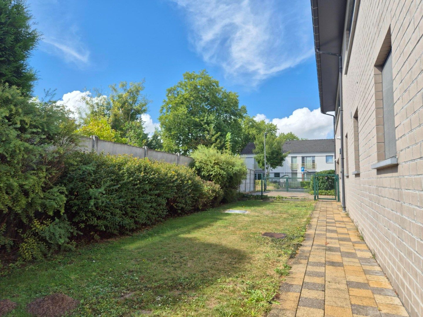 Appartement met tuintje en garage foto 2