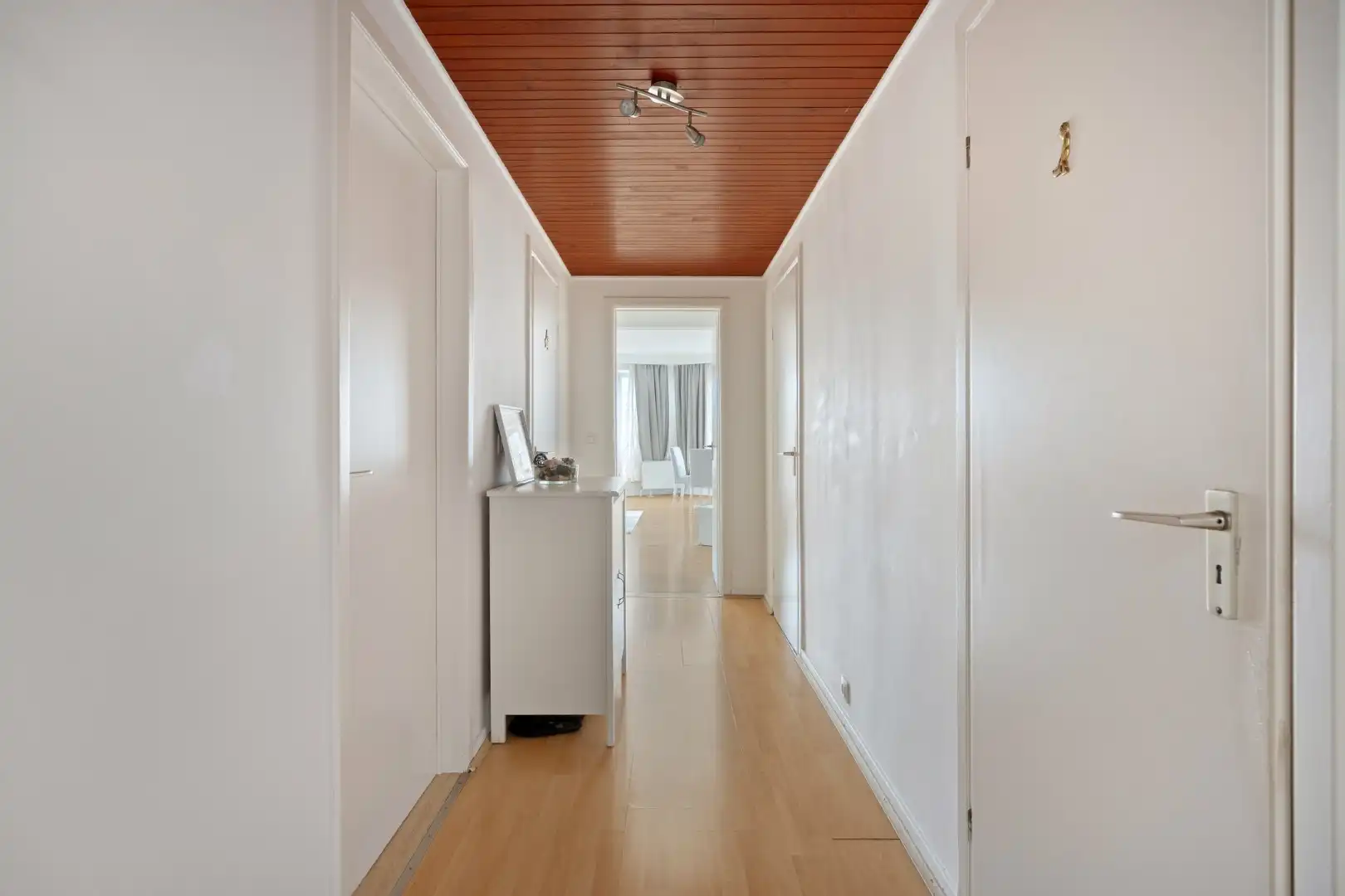 Verzorgd appartement met lift, 2 slaapkamers, garage en kelder foto 10