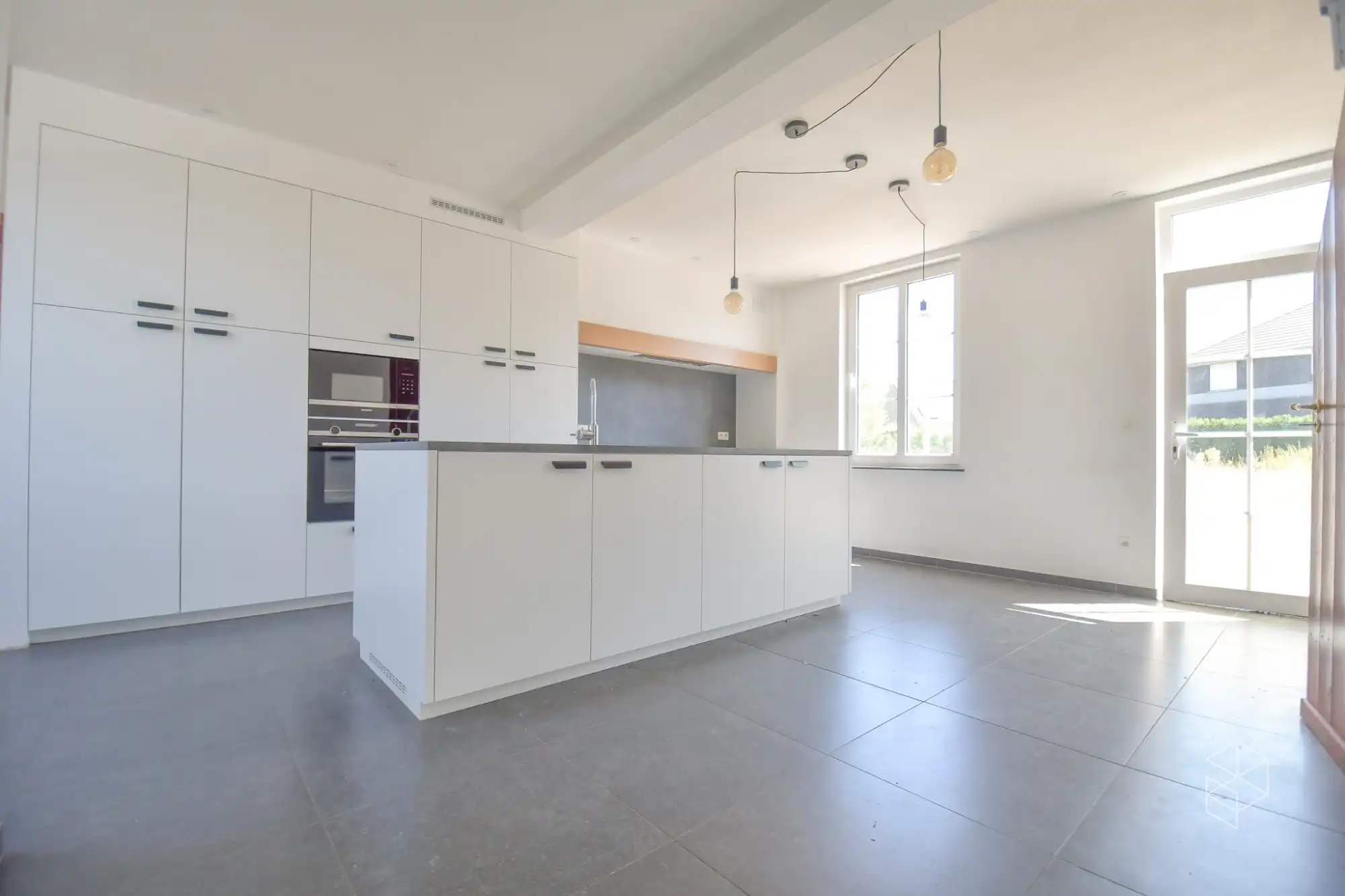 Ruime charmante woning met 4 GROTE slaapkamers, garage en een grote zuidwest gerichte tuin foto 6
