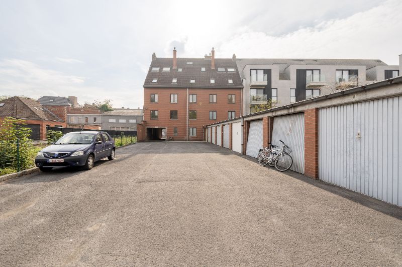 Op te knappen appartement met 3 slpks en afgesloten garage. foto 21