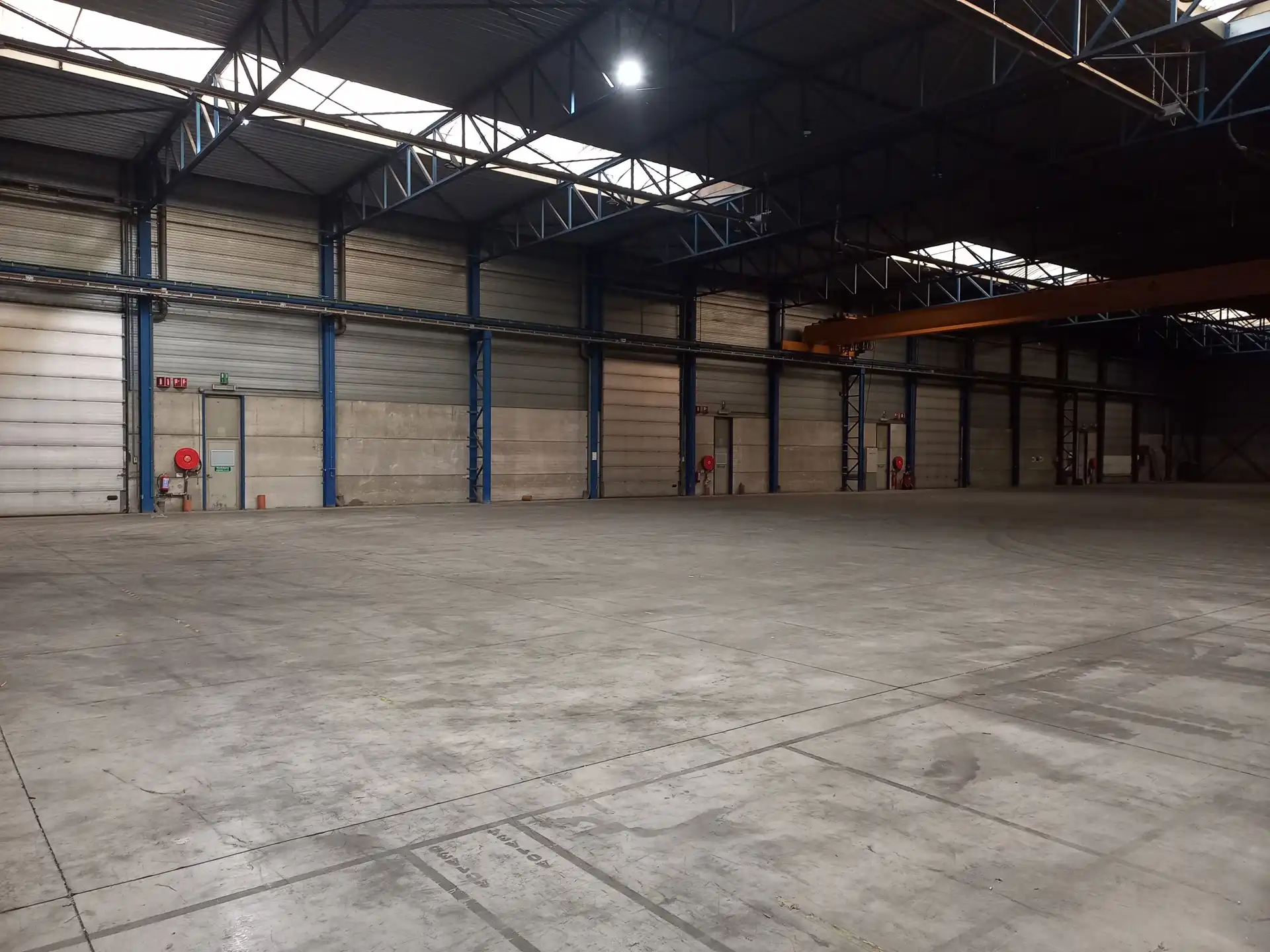 Te Huur Genk: Magazijn met kades en poort  foto 2