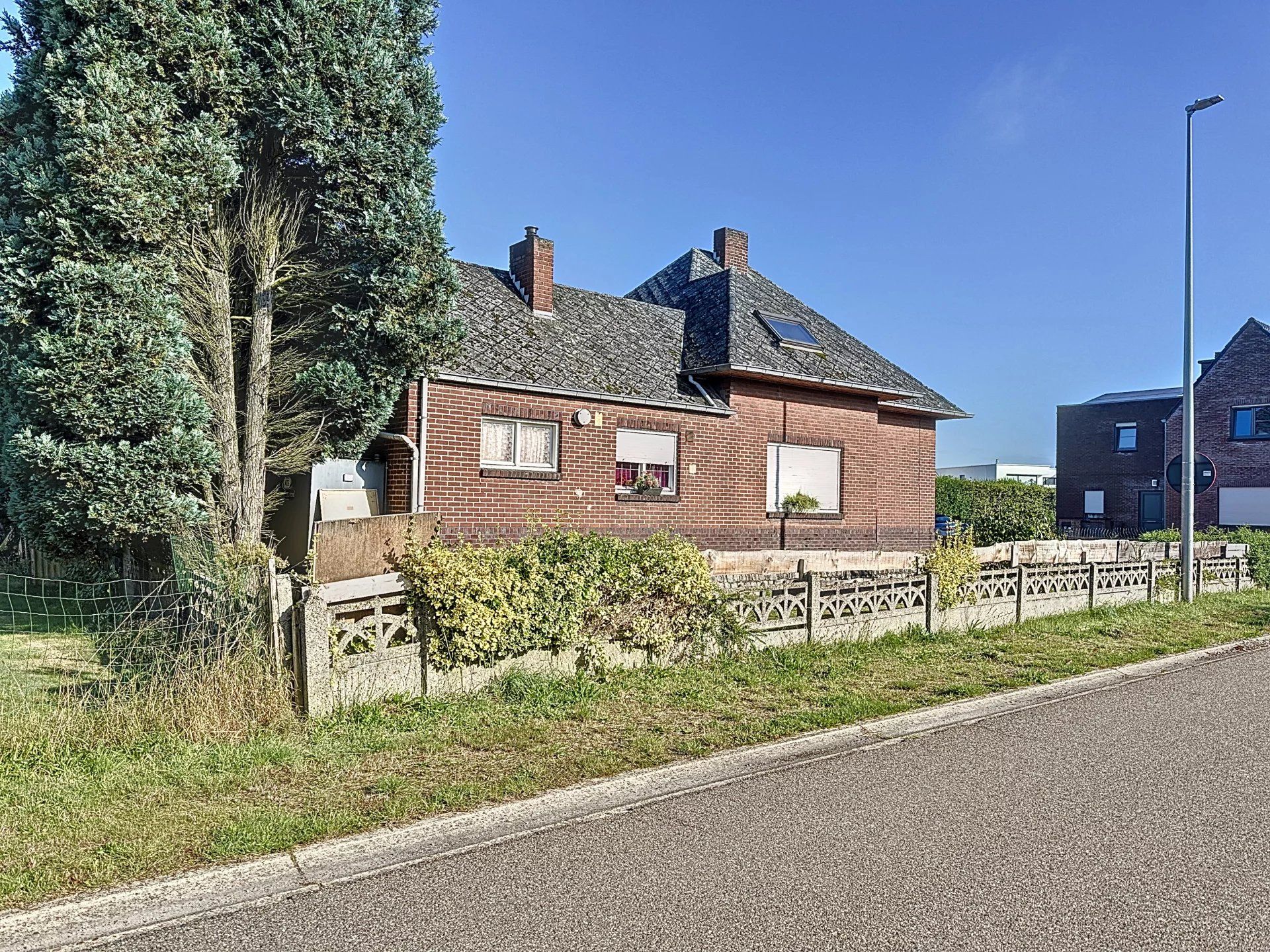 Ruim perceel (14a44) met een te renoveren woning met 4 slaapkamers. foto 5