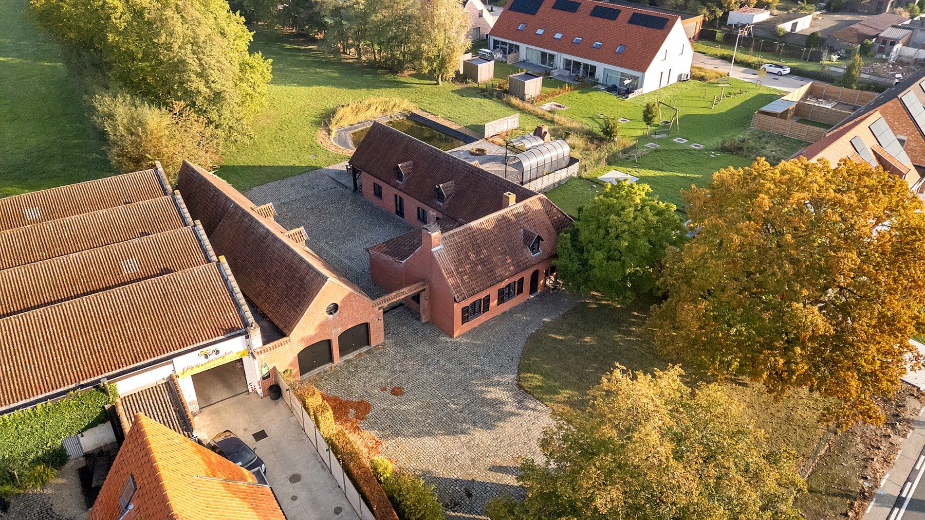 Karaktervolle hoeve met bijgebouwen en verzorgde tuin in Ledegem foto 24
