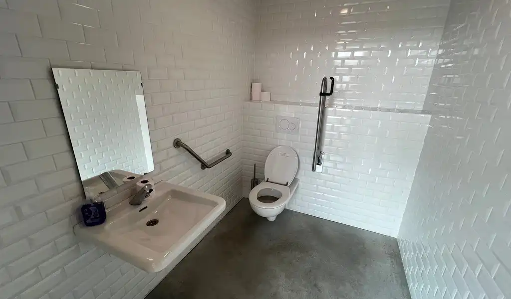 Recent bedrijfsgebouw met prachtige kantoren te huur in Lokeren foto 16