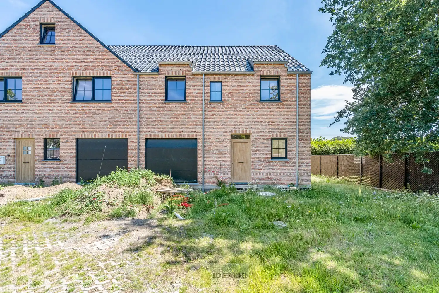 PRACHTIGE NIEUWBOUWWONING (GRONDAANDEEL €116.000,00 + 12% REGISTRATIERECHTEN EN CONSTRUCTIE € 277.000,00 + 21% BTW) MET EEN HEERLIJK LICHTRIJKE WOONKAMER MET OPEN KEUKEN MET AANSLUITEND BERGPLAATS, BUREEL, INPANDIGE GARAGE, 3 SLAAPKAMERS, EEN RUIME BADKAMER VOORZIEN VAN ALLE COMFORT! EEN HEERLIJK RUIM HUIS MET INPANDIGE GARAGE, EEN LEUKE TUIN, OP EEN GEGEERDE LOCATIE NABIJ HET CENTRUM VAN REPPEL! foto {{pictureIndex}}