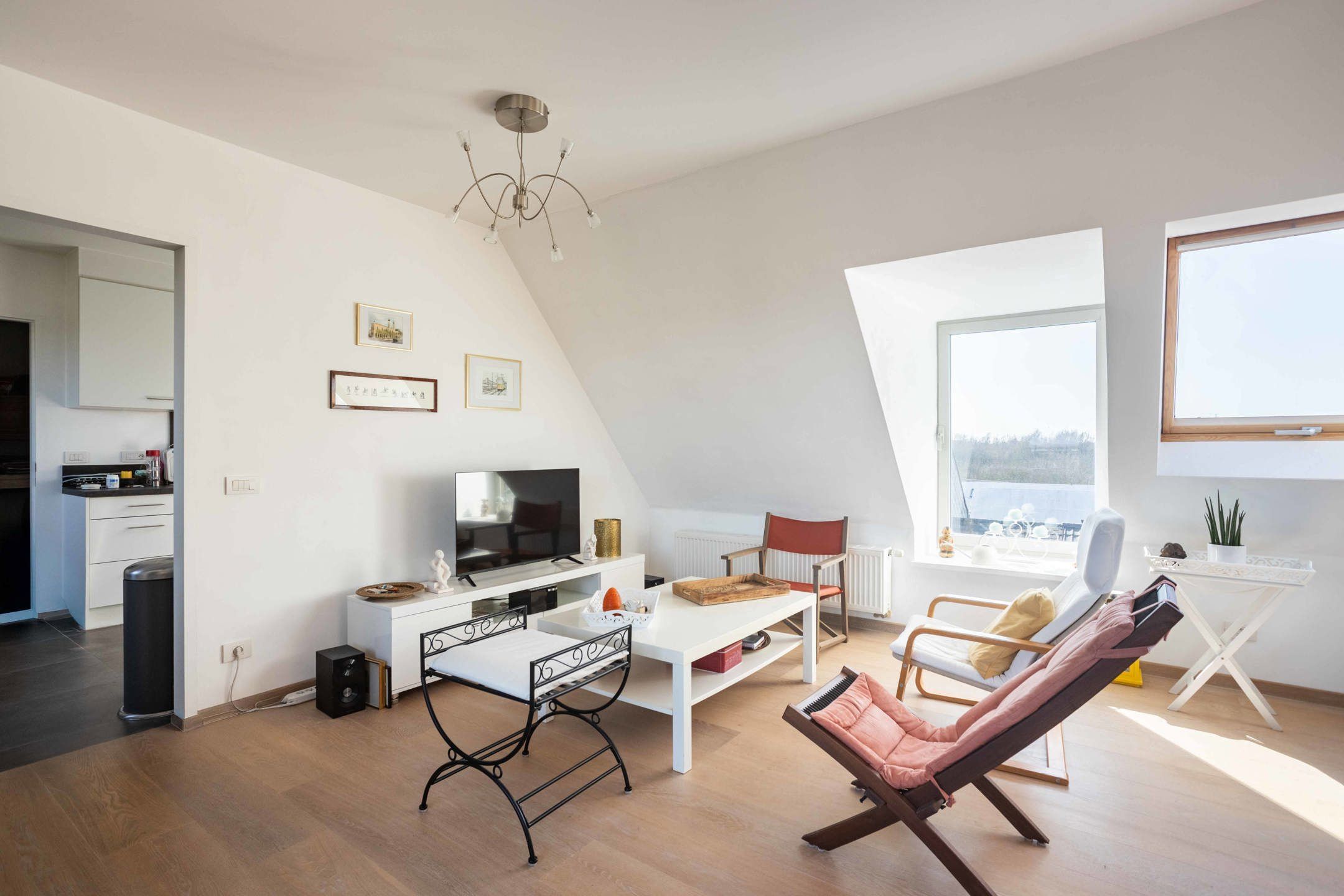 Ruim en lichtrijk 2-slpk appartement te koop met garagebox foto 5