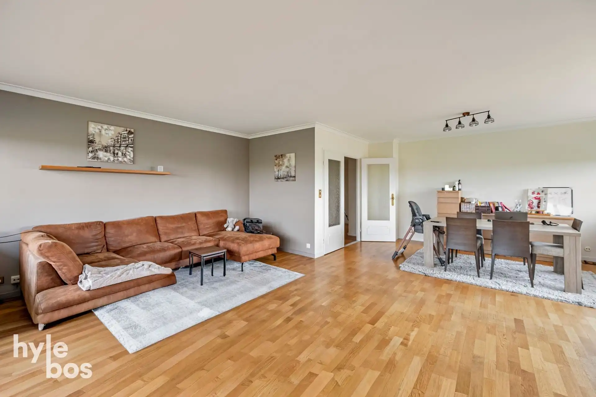 Ruim instapklaar 2 slaapkamer appartement met garage foto 10