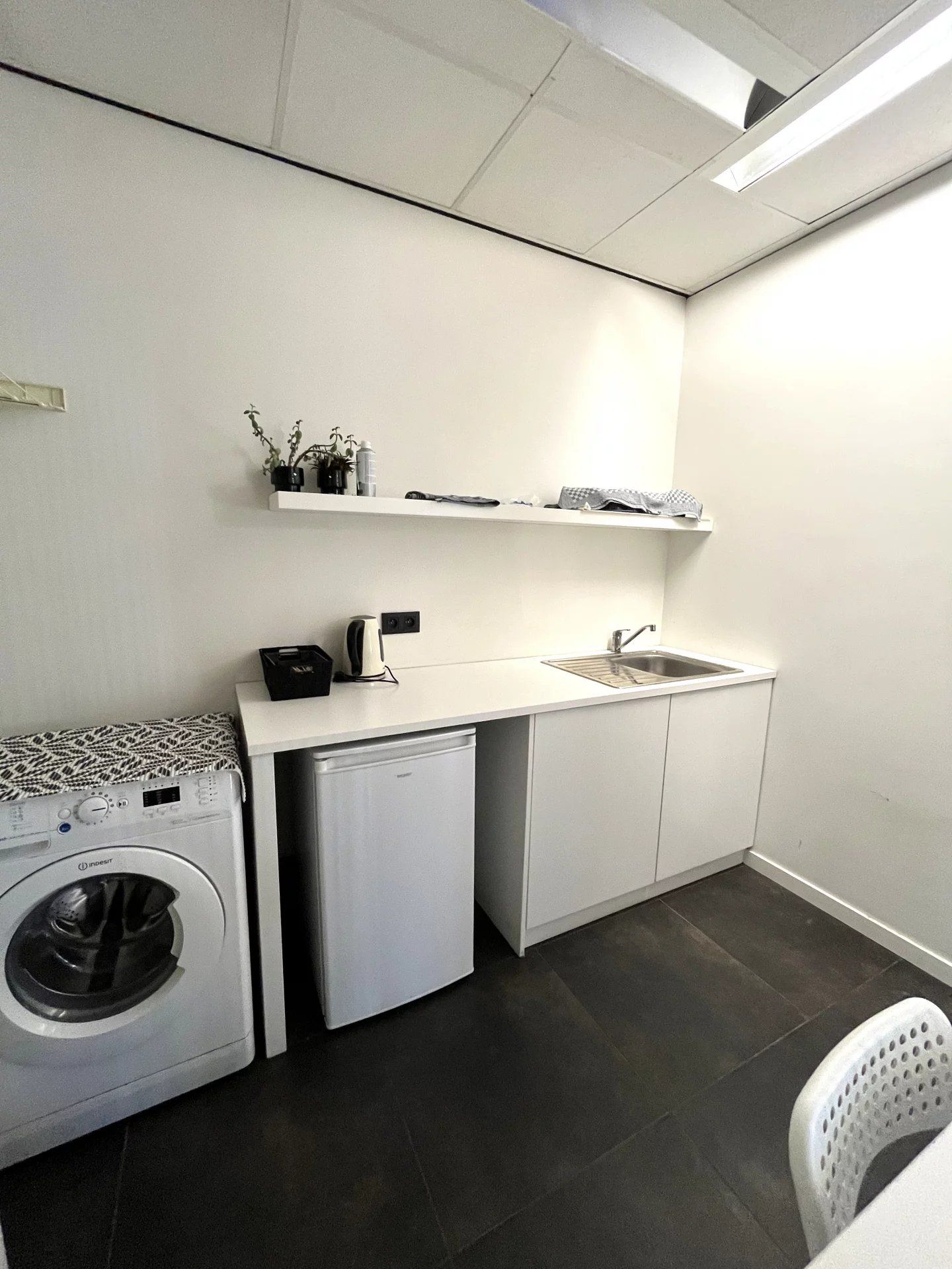 Instapklaar handelspand met aanpalend 1 slaapkamer appartement foto 10