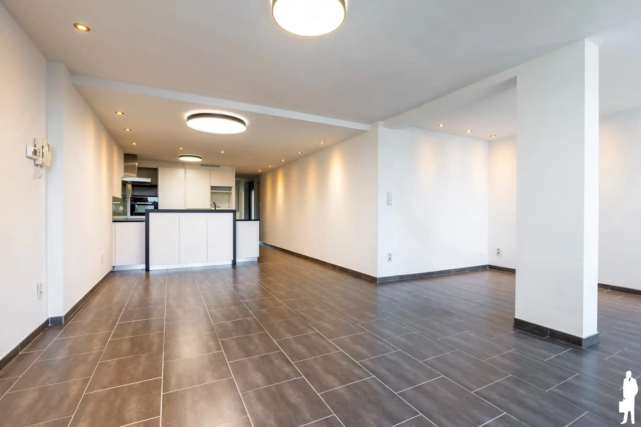 Ruim appartement met 2 slaapkamers, parking en groot terras foto 5