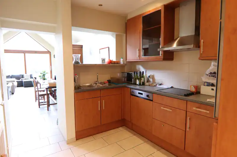 Vernieuwde 4-slaapkamerwoning met ruim TERRAS te huur in Brugge foto 4