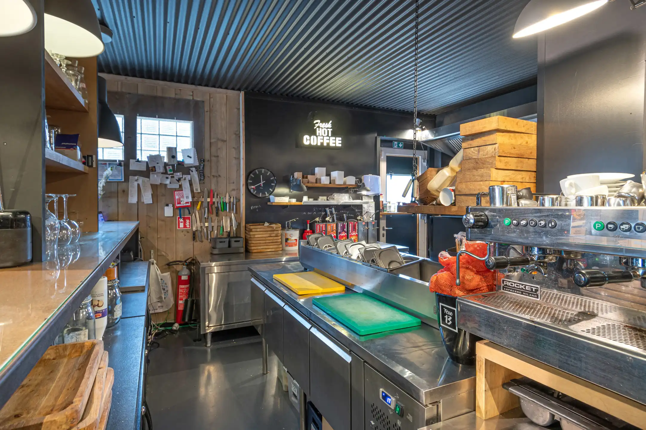Handelspand van 285 m² met parking op toplocatie foto 6