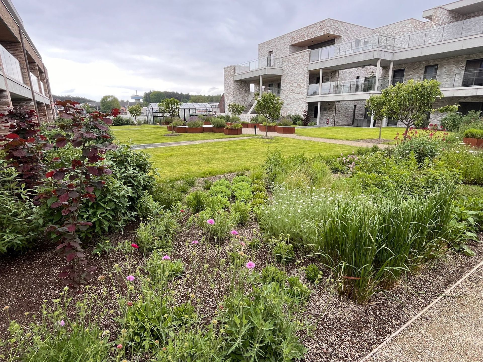 Nieuwbouwappartement - terras met zicht op tuin foto 4