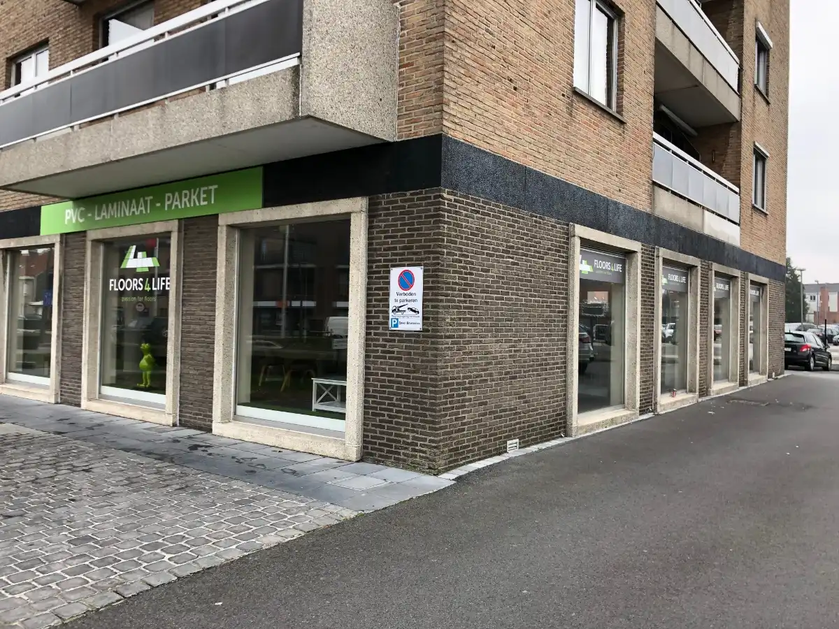 COMMERCIEEL GELEGEN HANDELSRUIMTE + PARKING foto 6