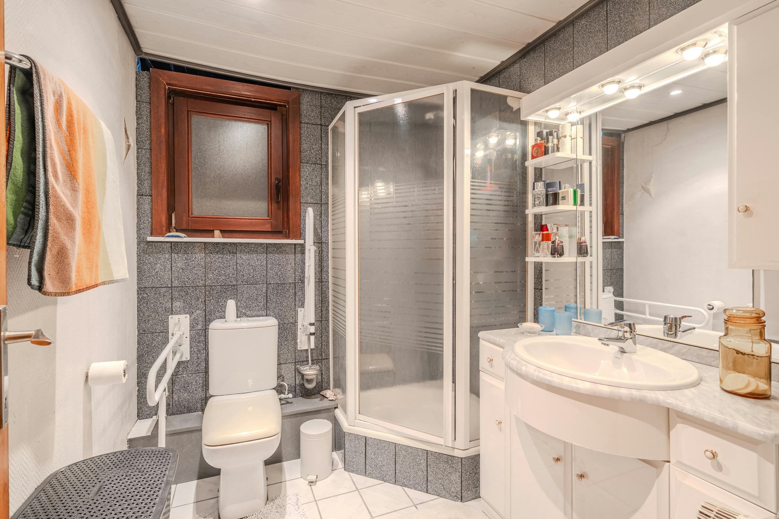 Te renoveren woning met 3 slaapkamers te koop! foto 19