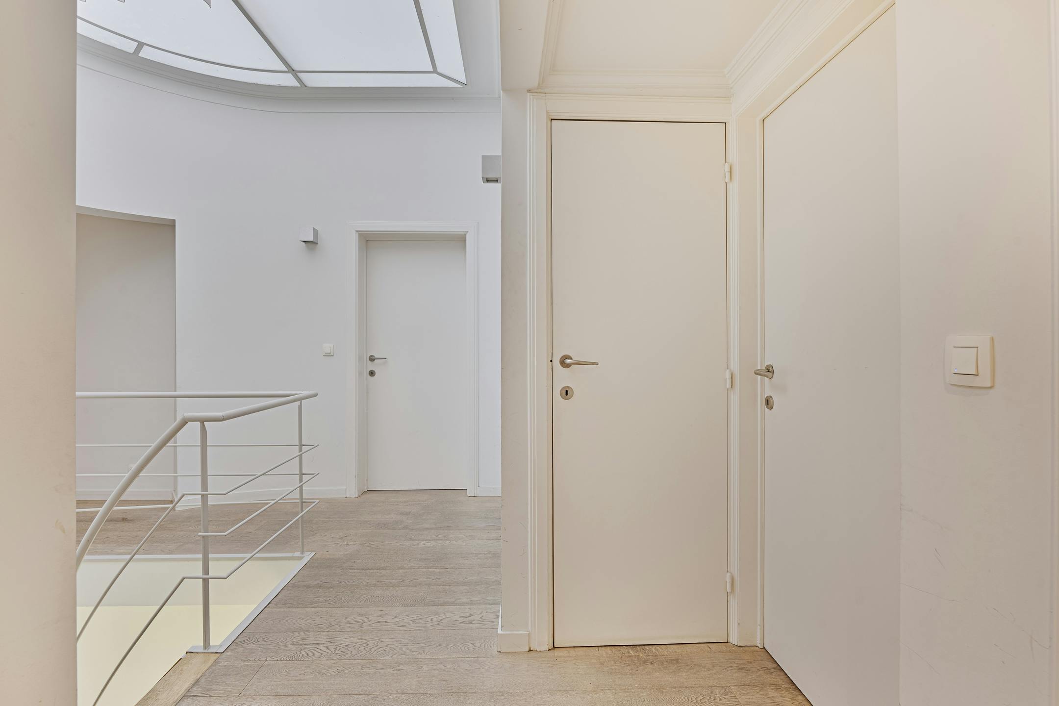 Commerciële ruimte met duplex-appartement te koop in Evere foto 11