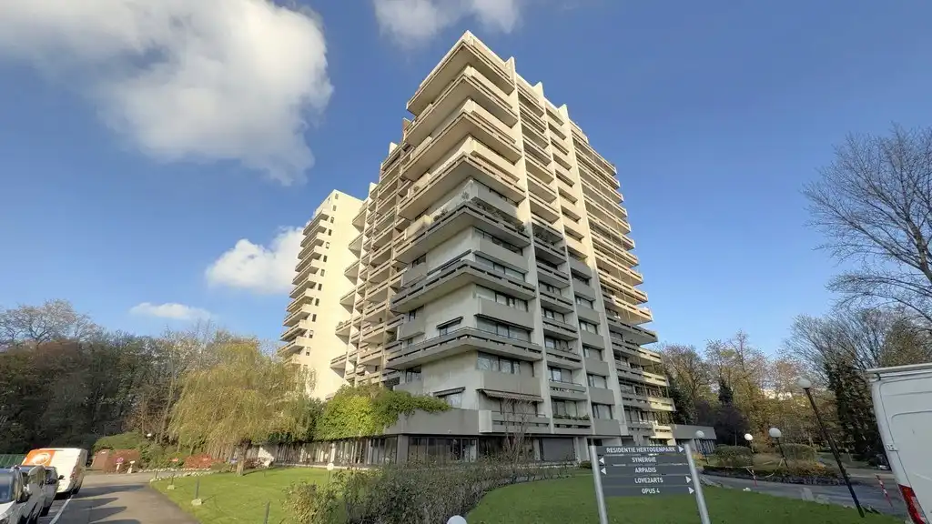Gelijkvloerse kantoren te koop langs Singel in Antwerpen foto {{pictureIndex}}