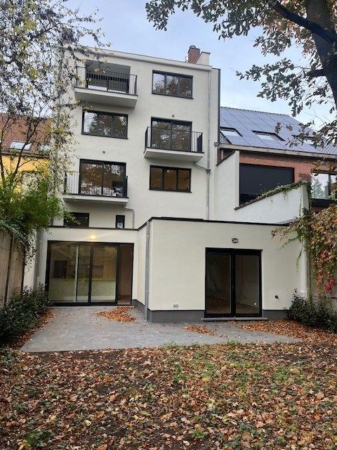 Prachtig  duplex appartement met 4 slpk, 3 badk, grote tuin en parkeergelegenheid foto {{pictureIndex}}