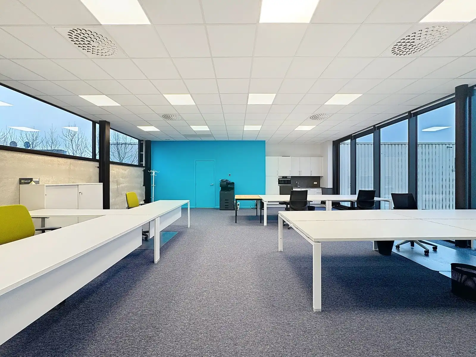 Instapklare en bemeubelde KANTOORRUIMTE (150m² op 1°V.) met berging en 2 autostaanplaatsen in de kelder. Op een boogscheut van het centrum van Brugge/expresweg. foto 11