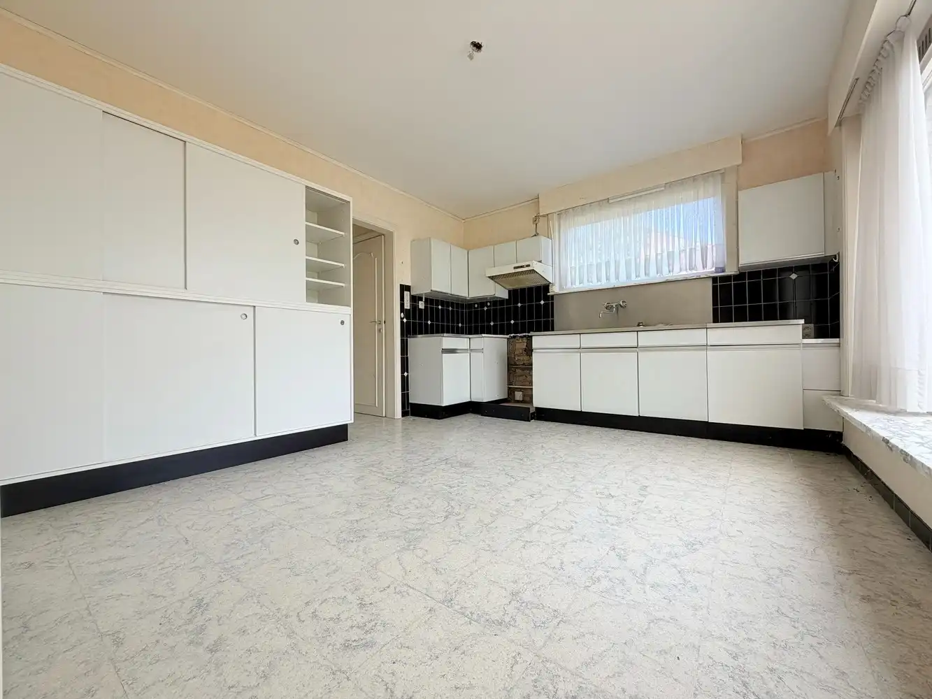 Te renoveren woning in het Centrum van Torhout foto 2