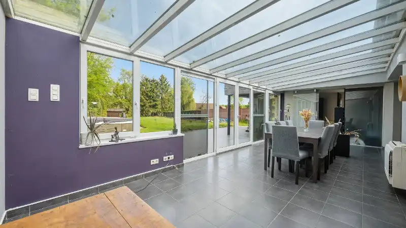 Villa van 265m² op 15 are met kantoor-praktijkruimte van 25m² en 3 slaapkamers foto 5