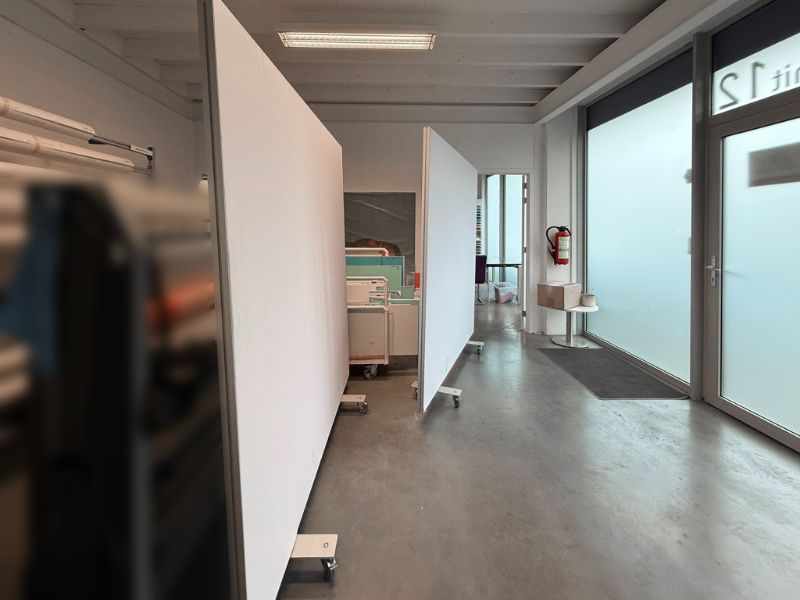 Modern bedrijfsgebouw met magazijn en kantoren foto 15